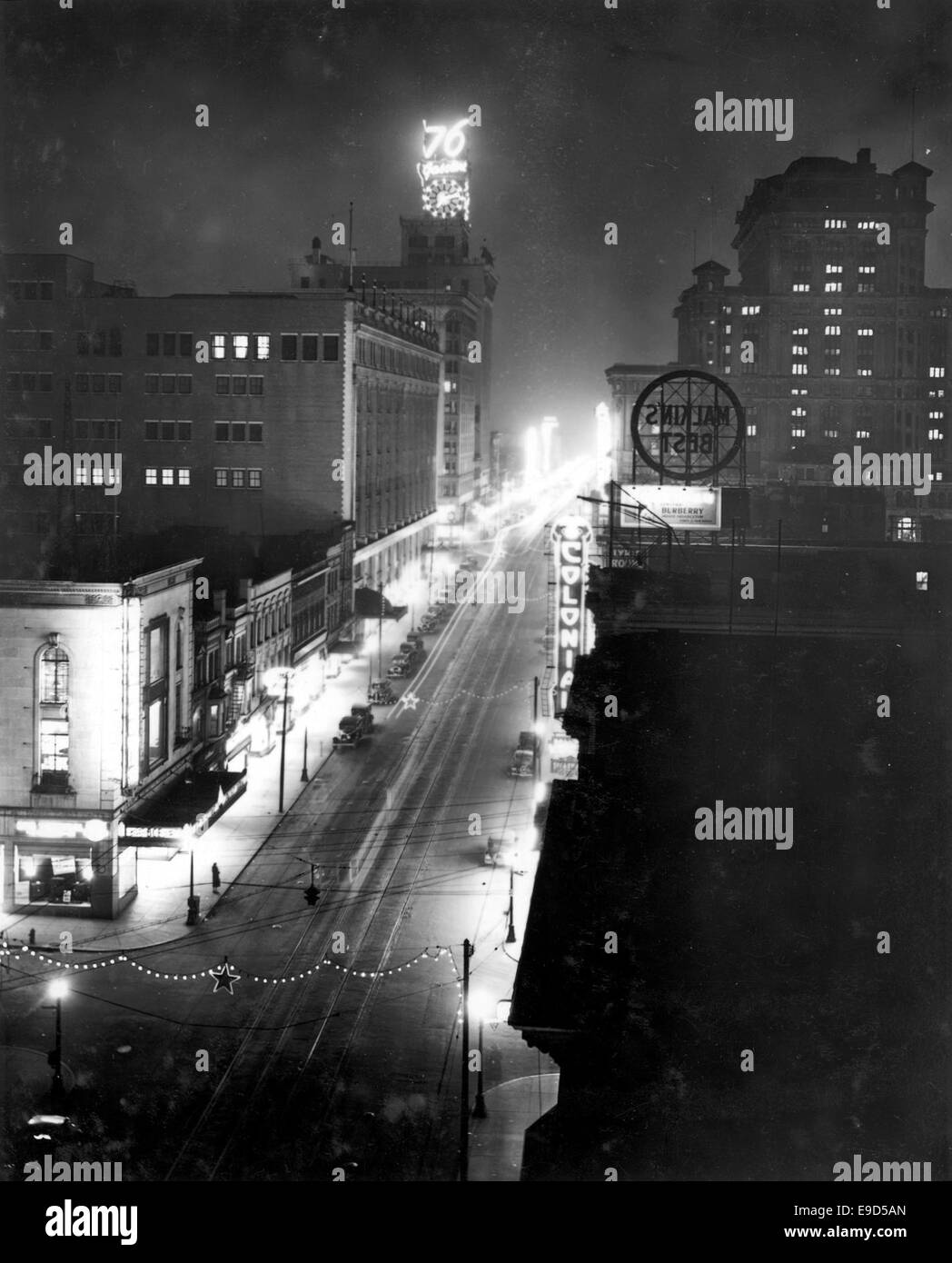 Dieses Foto zeigt die lebhaften Neonlichter von Granville, die wahrscheinlich nachts aufgenommen wurden, und zeigt die lebhafte Atmosphäre und die farbenfrohe Stadtbeleuchtung. Das Bild konzentriert sich auf die dynamische Beleuchtung, die typisch für das Nachtleben in der Stadt ist. Stockfoto