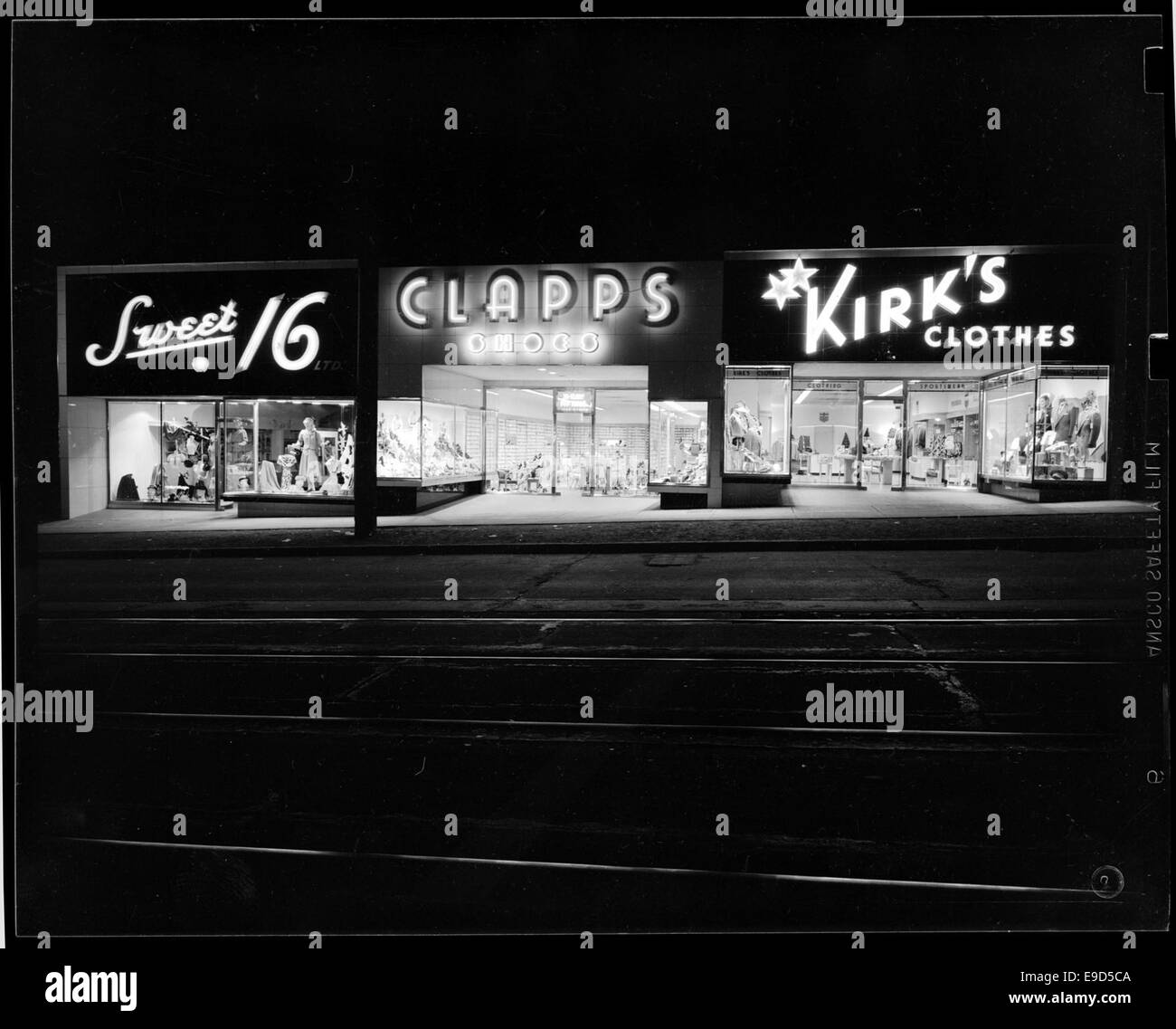 Dieses Foto zeigt eine Vintage-Werbung oder ein Display für Clapps Shoes, eine Schuhmarke. Das Bild zeigt das Design und die Vermarktung von Schuhen in einer Zeit, in der Branding und Werbung weit verbreitet wurden. Stockfoto