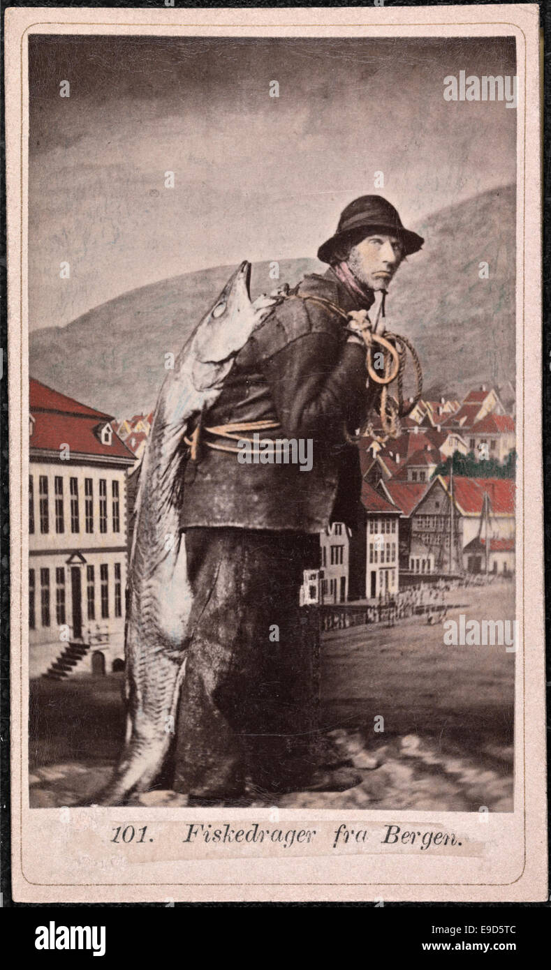 Diese Visite zeigt einen Fischer aus Bergen, Hordaland, in traditioneller norwegischer Nationalkleidung. Das Foto zeigt den Mann mit Lachs und veranschaulicht das kulturelle Erbe der norwegischen Fischindustrie und die Nationalkostüme, die während der Zeit getragen wurden. Stockfoto Diese Visite zeigt einen Fischer aus Bergen, Hordaland, in traditioneller norwegischer Nationalkleidung. Das Foto zeigt den Mann mit Lachs und veranschaulicht das kulturelle Erbe der norwegischen Fischindustrie und die Nationalkostüme, die während der Zeit getragen wurden. Stockfoto
