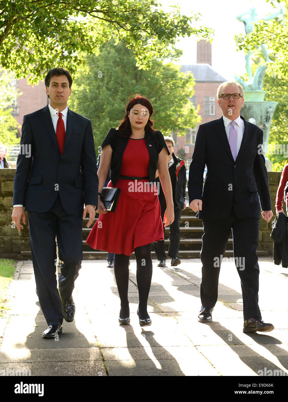 Ed Miliband britischen Labour-Partei Politiker besucht Dudley College mit Dudley Süden Kandidat Natasha Millward und Ian Austin MP Stockfoto