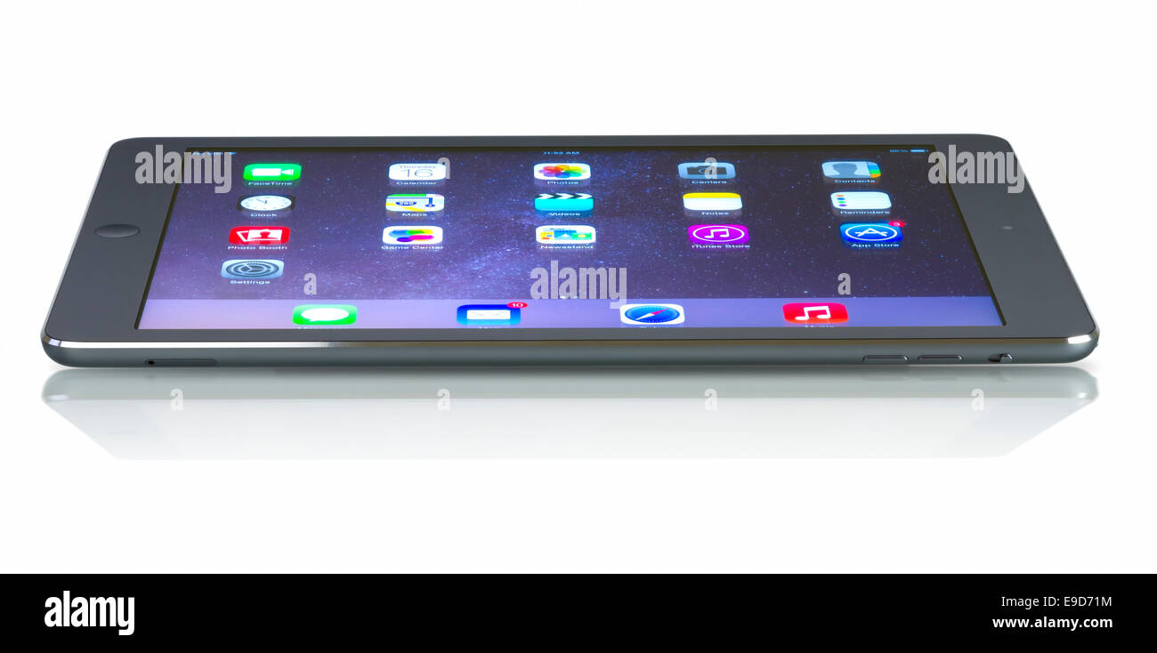 Apple iPad Air Wi‑Fi + Cellular iOS 8 Homescreen anzeigen. iOS 8 Betriebssystem von Apple Inc. entwickelt. Stockfoto