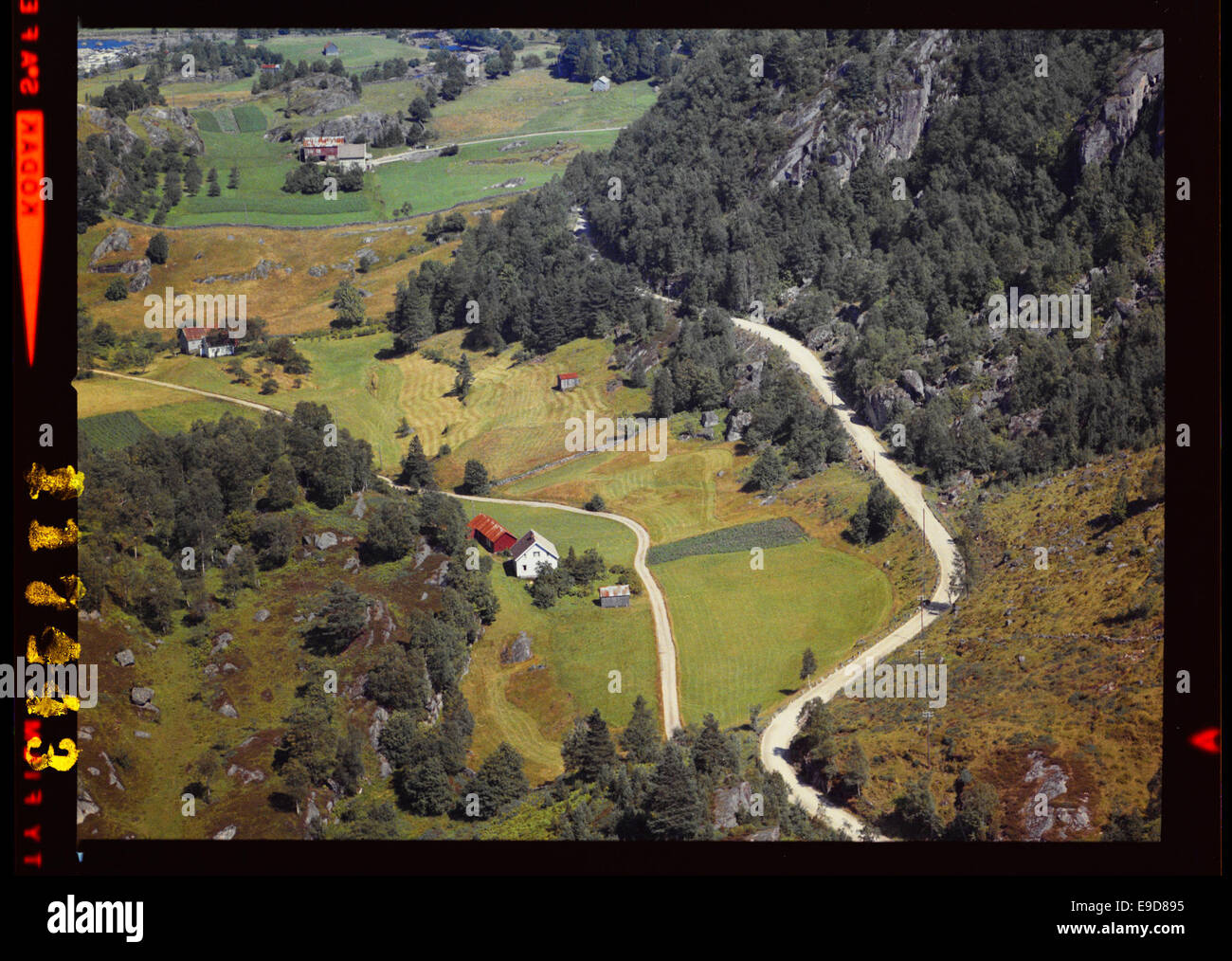 Luftaufnahme der Gemeinde Kvinesdal in Norwegen, aufgenommen von Widerøe Flyveselskap. Der schräge Winkel bietet einen umfassenden Blick auf die Landschaft der Region und verbindet ländliches Ackerland mit der natürlichen Schönheit der Region. Stockfoto