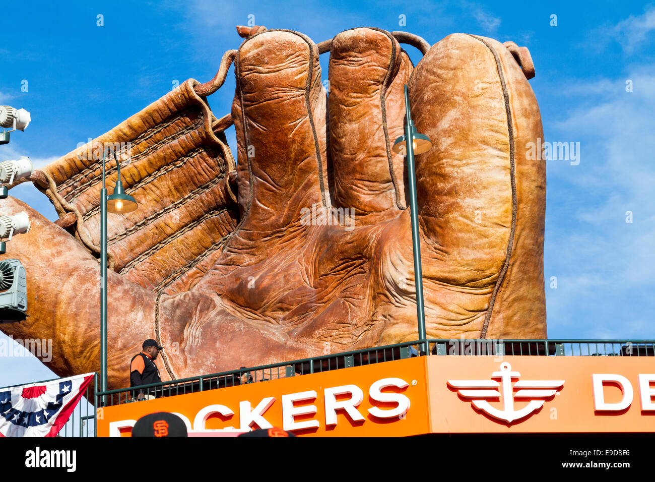Riesige Baseball Handschuh im AT&T Park, Heimat der San Francisco Giants Baseballteam Stockfoto