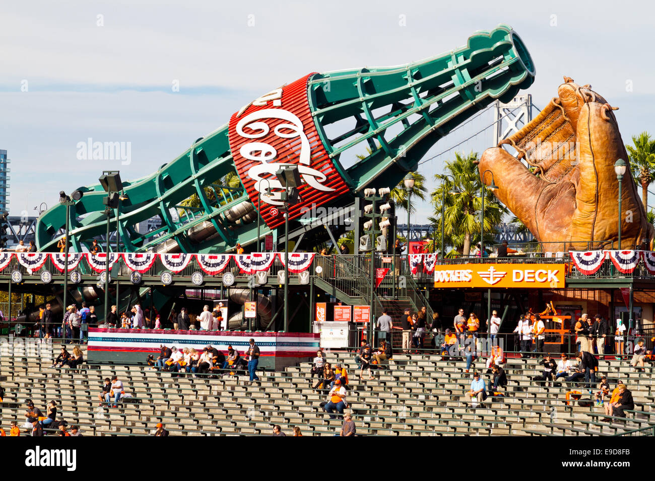 Linken Feld steht, zeigen riesige Coca Colaflasche und Handschuh im AT&T Park, Heimat der San Francisco Giants Baseballteam Stockfoto