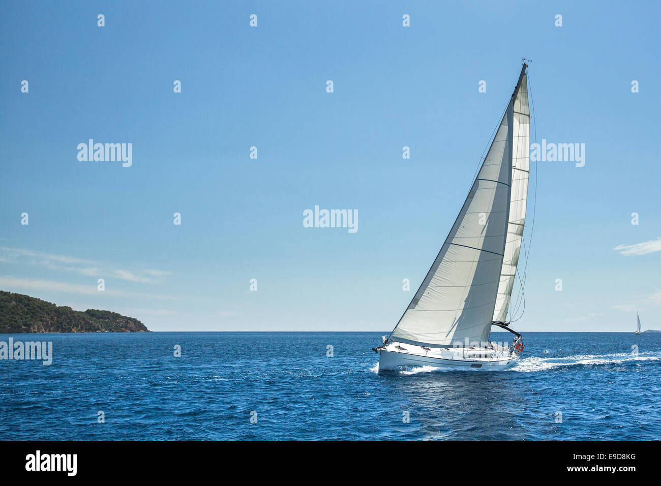 Segeln vor der Küste Griechenlands im Ägäischen Meer. Luxus-Yachten. Stockfoto