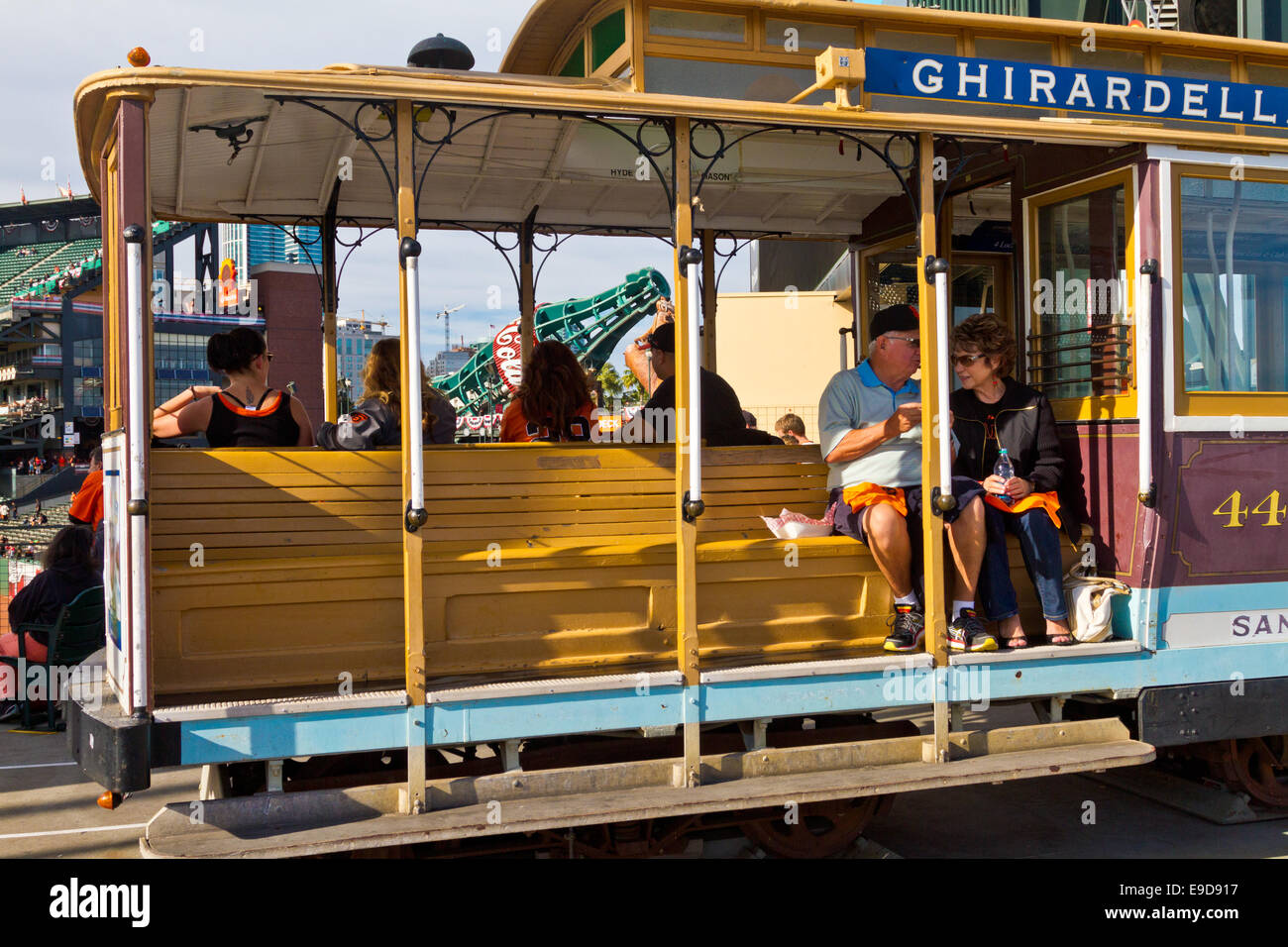 Fans, die sitzen in Seilbahn am AT&T Park, Heimat des Baseball-Teams San Francisco Giants Stockfoto