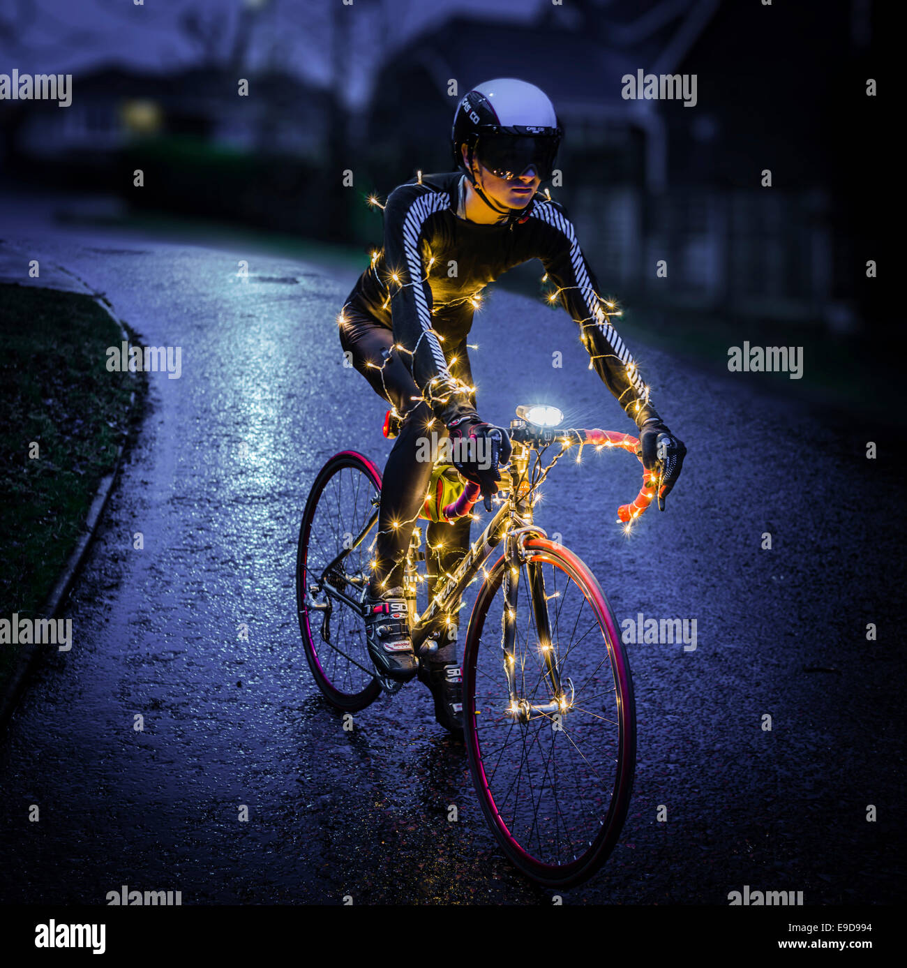 Christmas Tree Radfahrer mit LED-Beleuchtung in der Nacht. Stockfoto