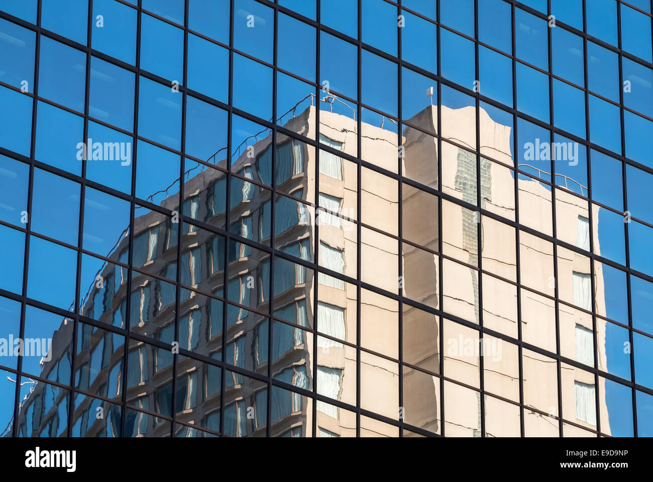 Gebäude-Reflexion in den Fenstern Stockfoto