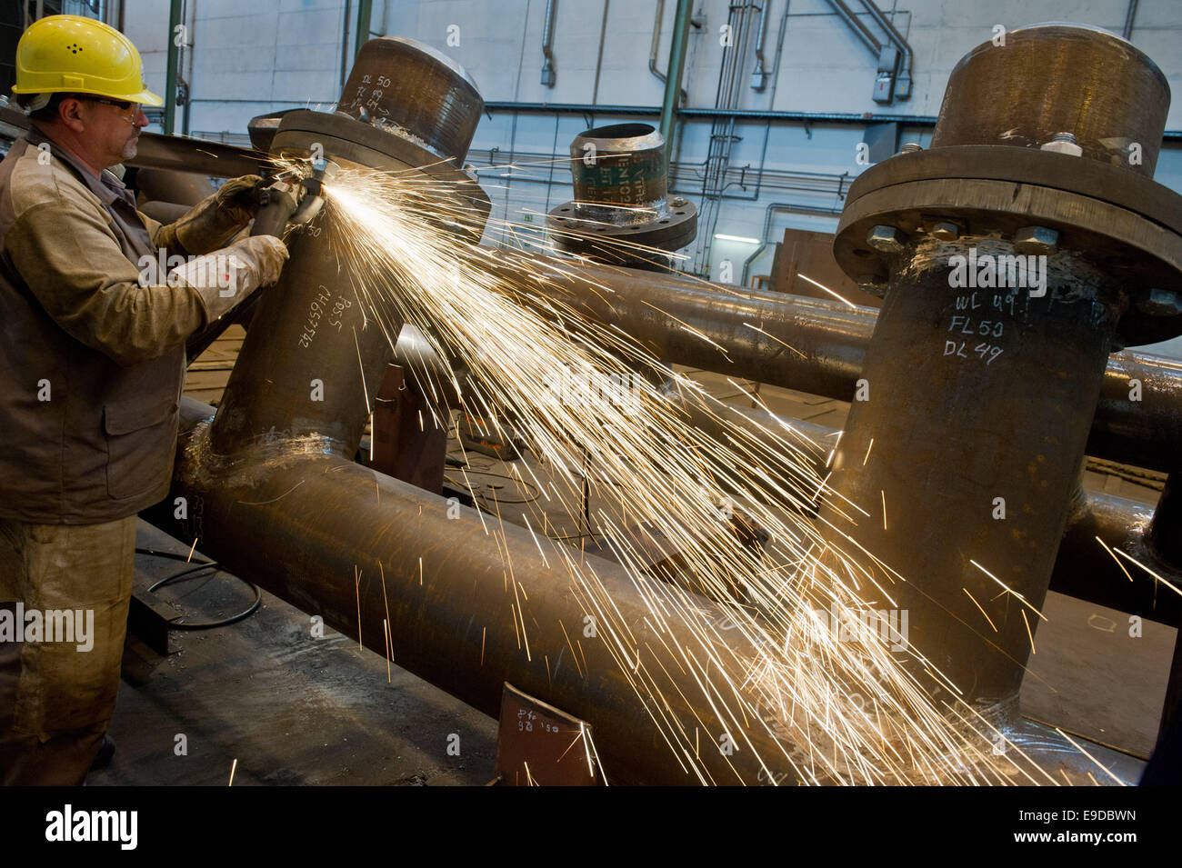 Stralsund, Deutschland. 20. Oktober 2014. Ein Mitarbeiter des Konzerns Dresden Gico Tochtergesellschaft Edelstahl und Umwelttechnik Stralsund GmbH (ESG) baut einen Prototyp für eine schwimmende Offshore-Fundament (SOF) im Werk in Stralsund, Deutschland, 20. Oktober 2014. In einem Lager von Stralsund Volkswerft vermietet wird ein Prototyp für ein SOF gebaut. Im Jahr 2015 wird eine 2,3-Megawatt-Turbine mit einem SOF in der Nähe der EnBW Baltic 1-Windpark in der Ostsee eingesetzt. Foto: STEFAN SAUER/Dpa/Alamy Live News Stockfoto