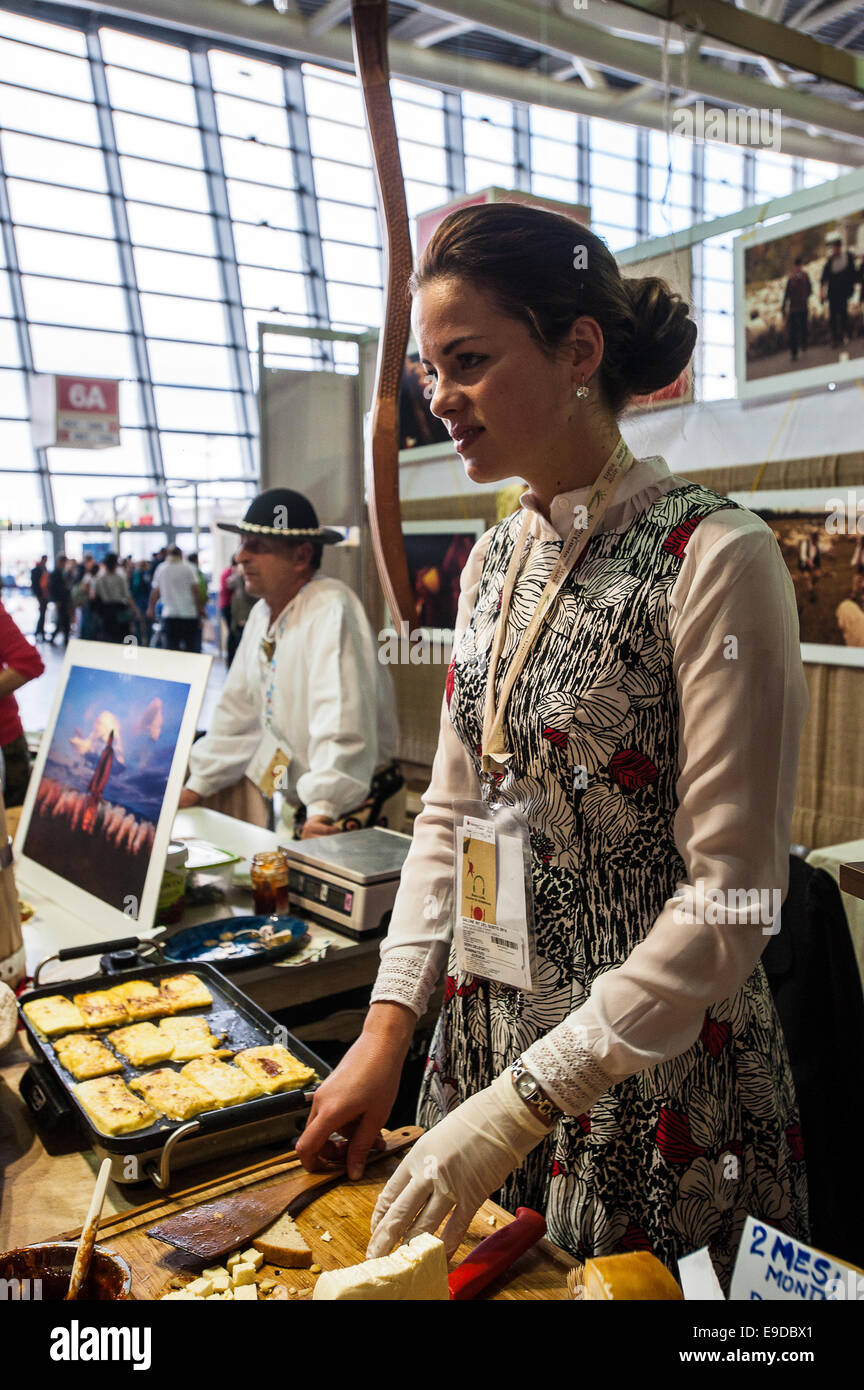 Lingotto Fiere, Turin, Italien. 25. Oktober 2014.  Salone del Gusto e Terra Madre stehen Polen - gegrillter Käse Credit: wirklich Easy Star/Alamy Live News Stockfoto