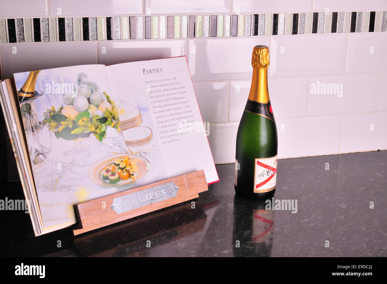 Rezeptbuch und Champagner Stockfoto