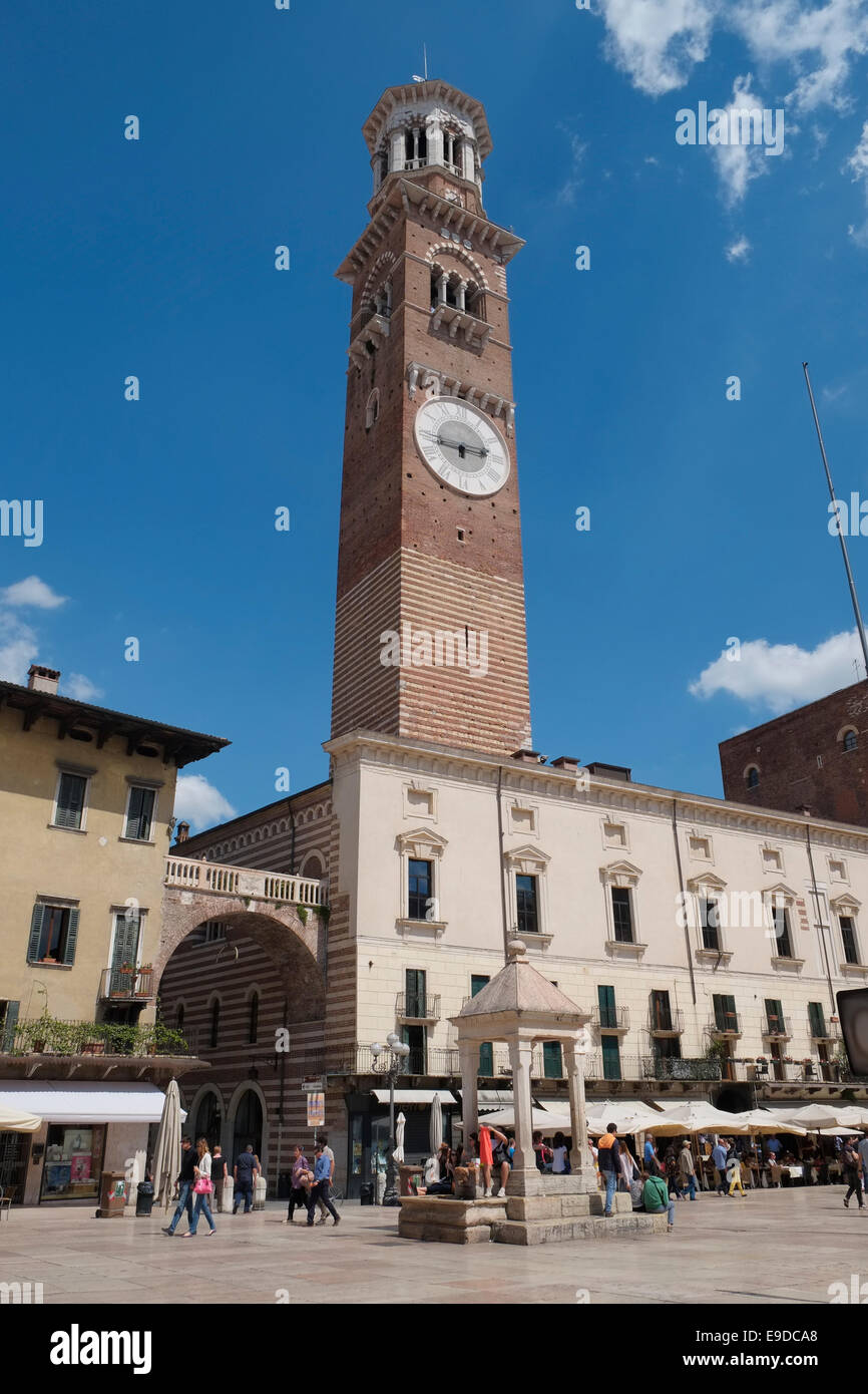 Der Torre dei Lamberti überragt die Piazza Delle Erbe, Verona, Italien. Stockfoto