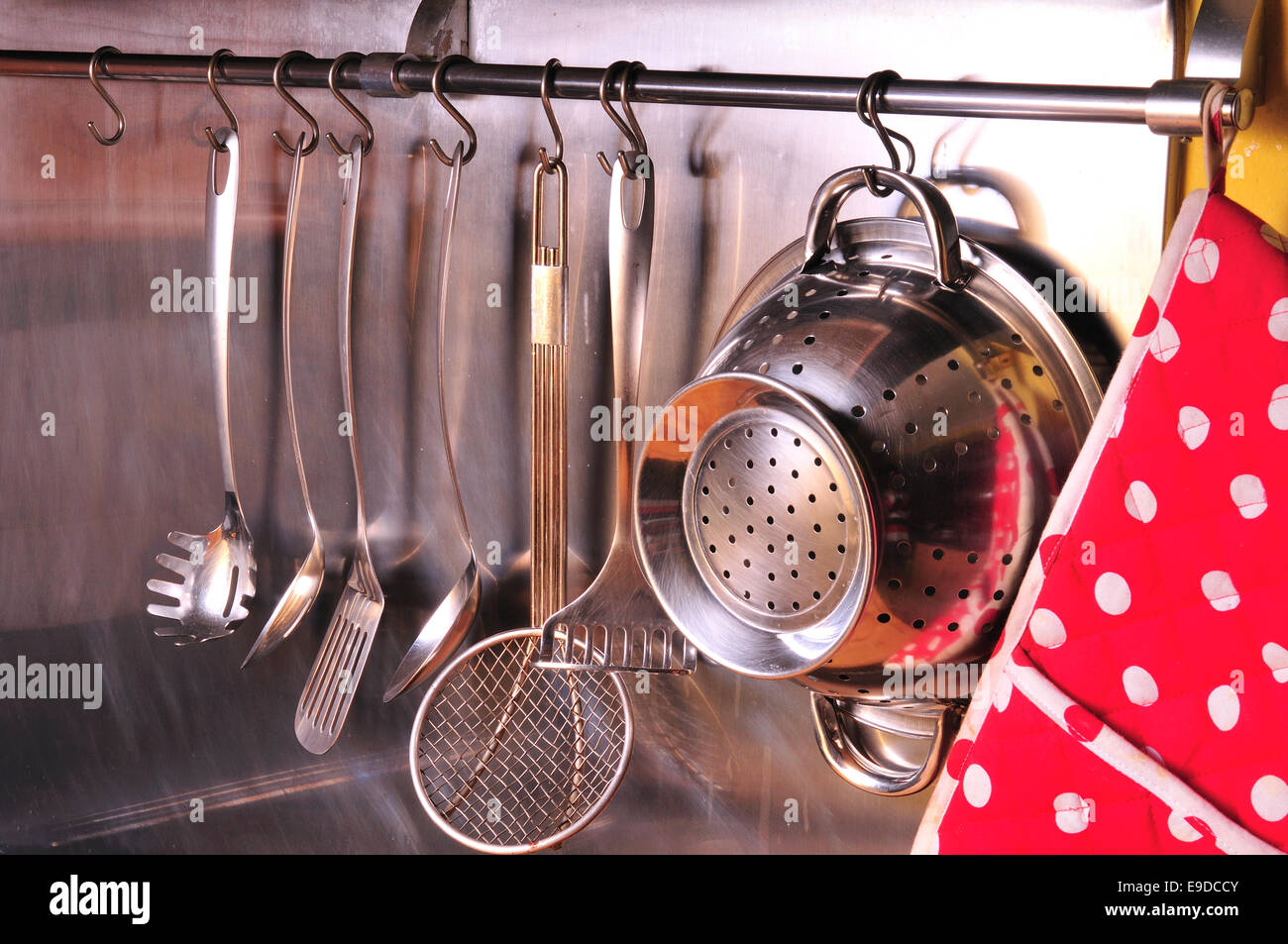 Küchenutensilien auf Edelstahl Stockfoto