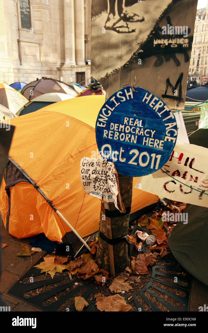 Demokratie-Banner gefesselt an einen Baum in der Nähe von Zelten von Demonstranten besetzen London gegenüber der St. Paul Kathedrale in London, Vereinigtes Königreich. Stockfoto