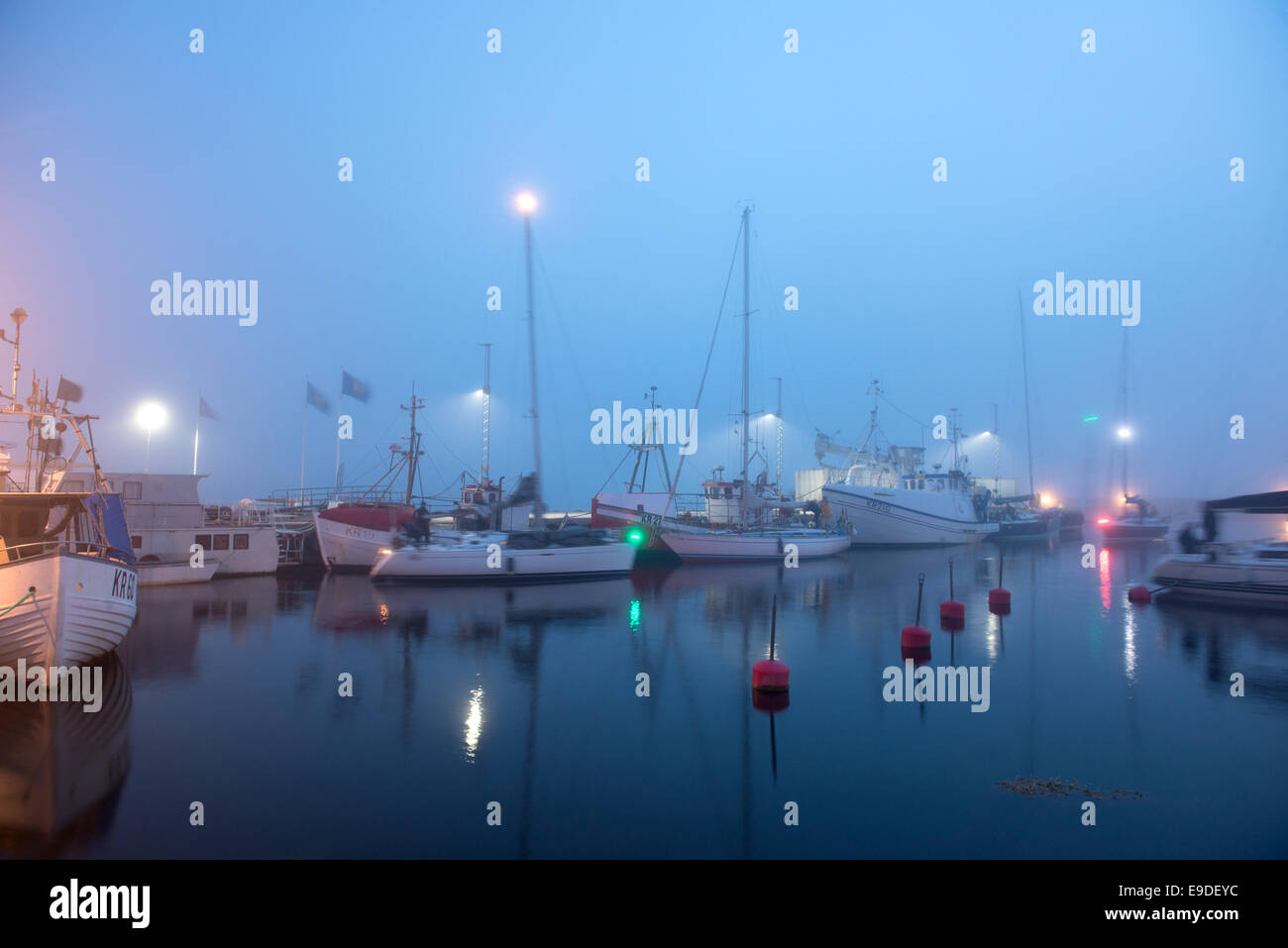 nebligen Hafens in Byxelkrok, Öland, Schweden. Stockfoto