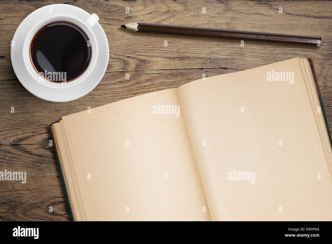 Öffnen Sie Tagebuch und Kaffee Tasse auf alten Holztisch Draufsicht Stockfoto