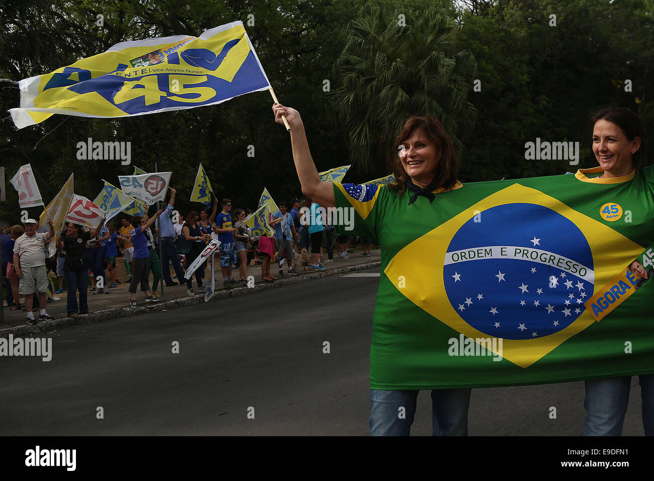 Porto Alegre, Brasilien. 25. Oktober 2014. Eine Frau winkt eine Flagge, um den Präsidentschaftskandidaten für die brasilianischen Sozialdemokratischen Partei (PSDB), Aecio Neves, während einer kurfürstlichen Kundgebung in Porto Alegre, Brasilien, am 25. Oktober 2014 zu unterstützen. Brasiliens Präsidentschaftswahl wird auf eine zweite Runde am 26. Okt. zwischen Dilma Rousseff die Arbeiter Partei und Aecio Neves, der die PSDB definiert werden. Bildnachweis: Rahel Patras/Xinhua/Alamy Live-Nachrichten Stockfoto