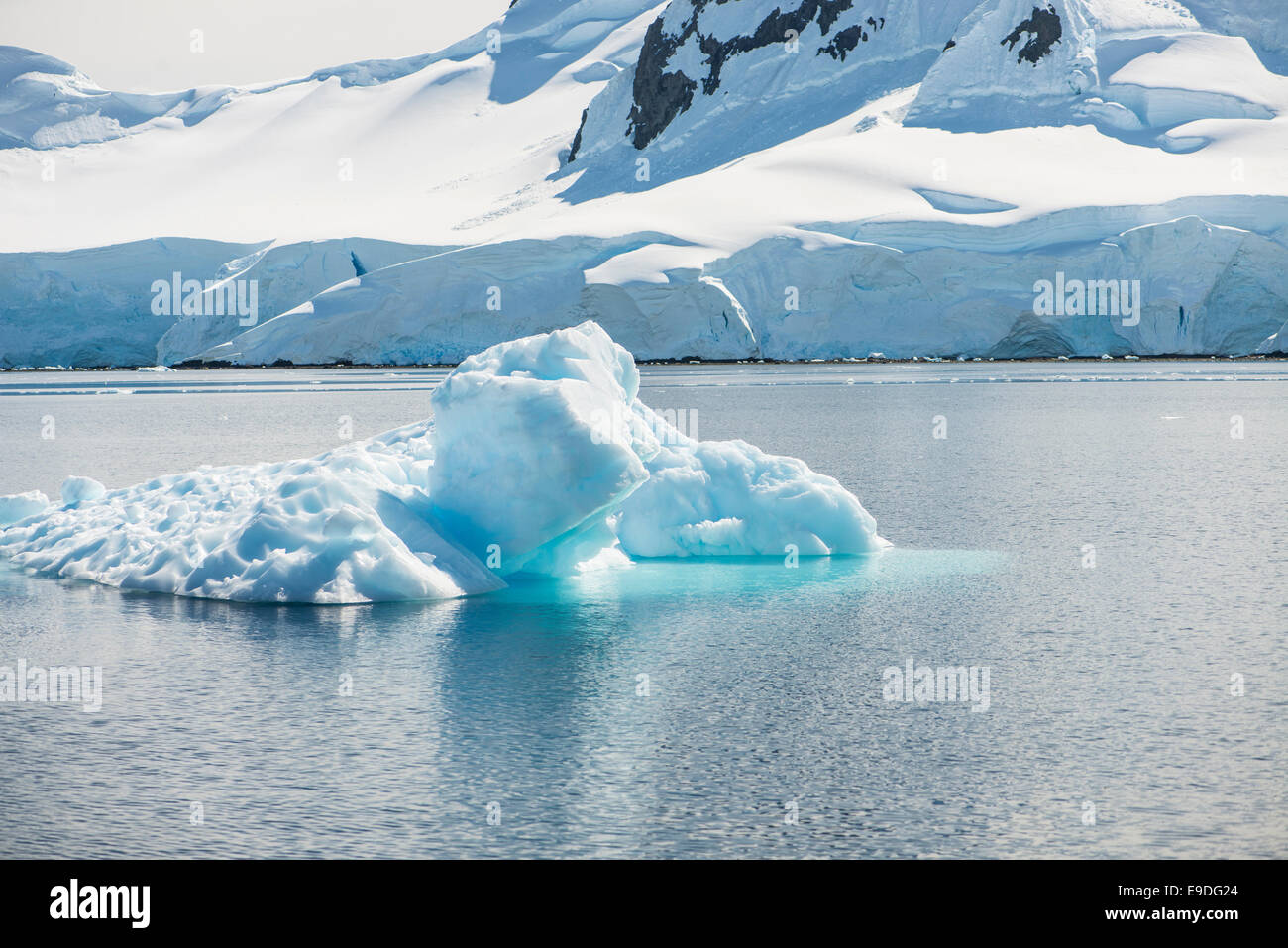 Eisberg in antarktischen Gewässern Stockfoto
