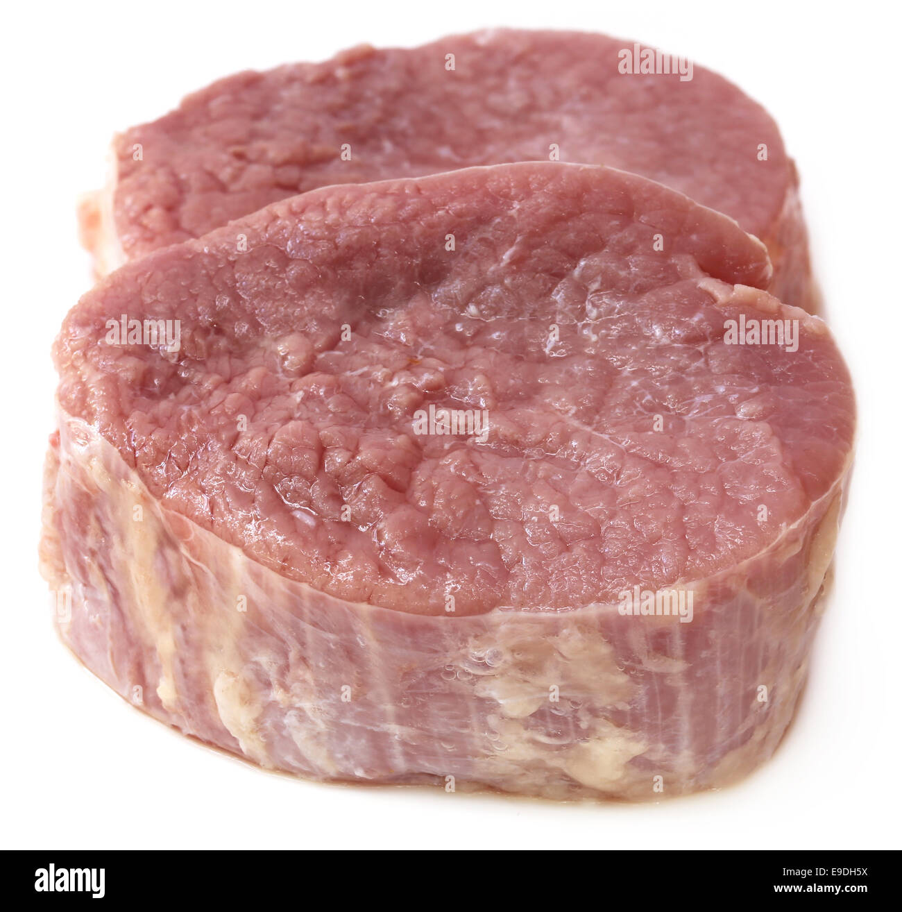 Gehacktes Rindfleisch auf weißem Hintergrund Stockfoto