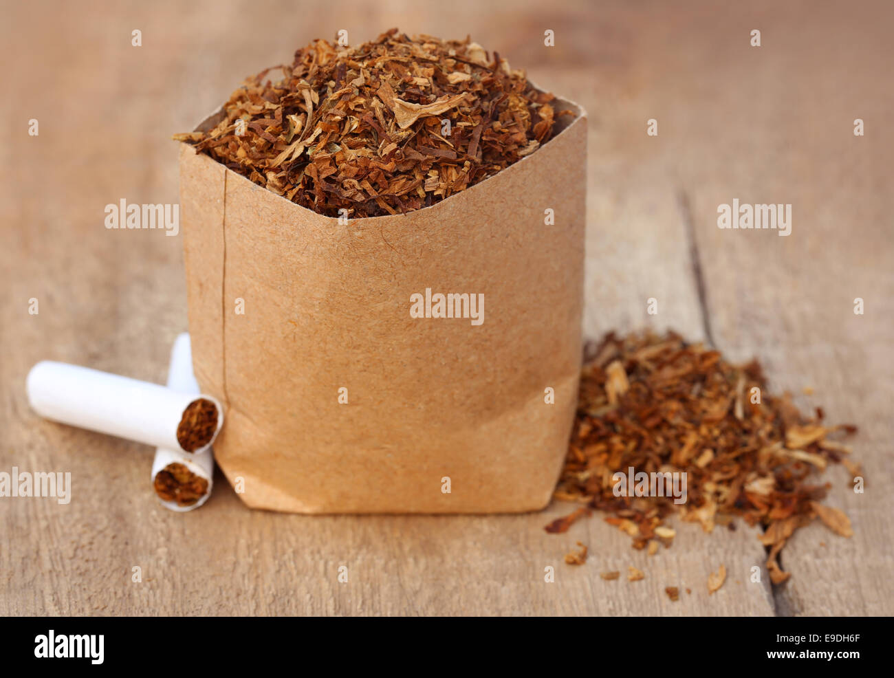 Getrockneten Tabakblätter mit Zigarette auf Holzuntergrund Stockfoto