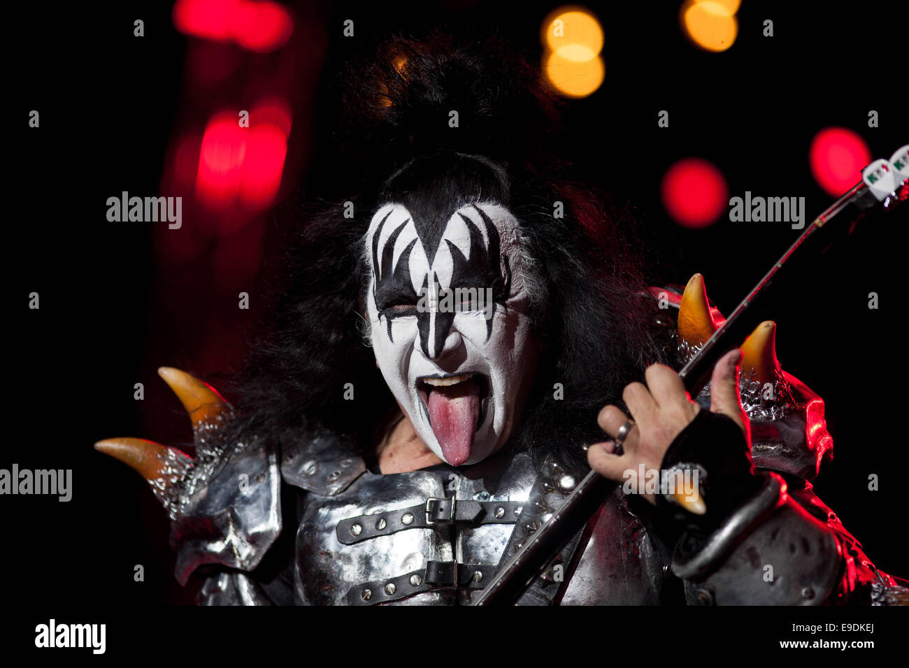 Mexico City, Mexiko. 25. Oktober 2014. Gene Simmons von der Band "Kiss" führt in die Hölle und Himmel Fest in Mexiko-Stadt, Hauptstadt von Mexiko, am 25. Oktober 2014. Bildnachweis: Pedro Mera/Xinhua/Alamy Live-Nachrichten Stockfoto