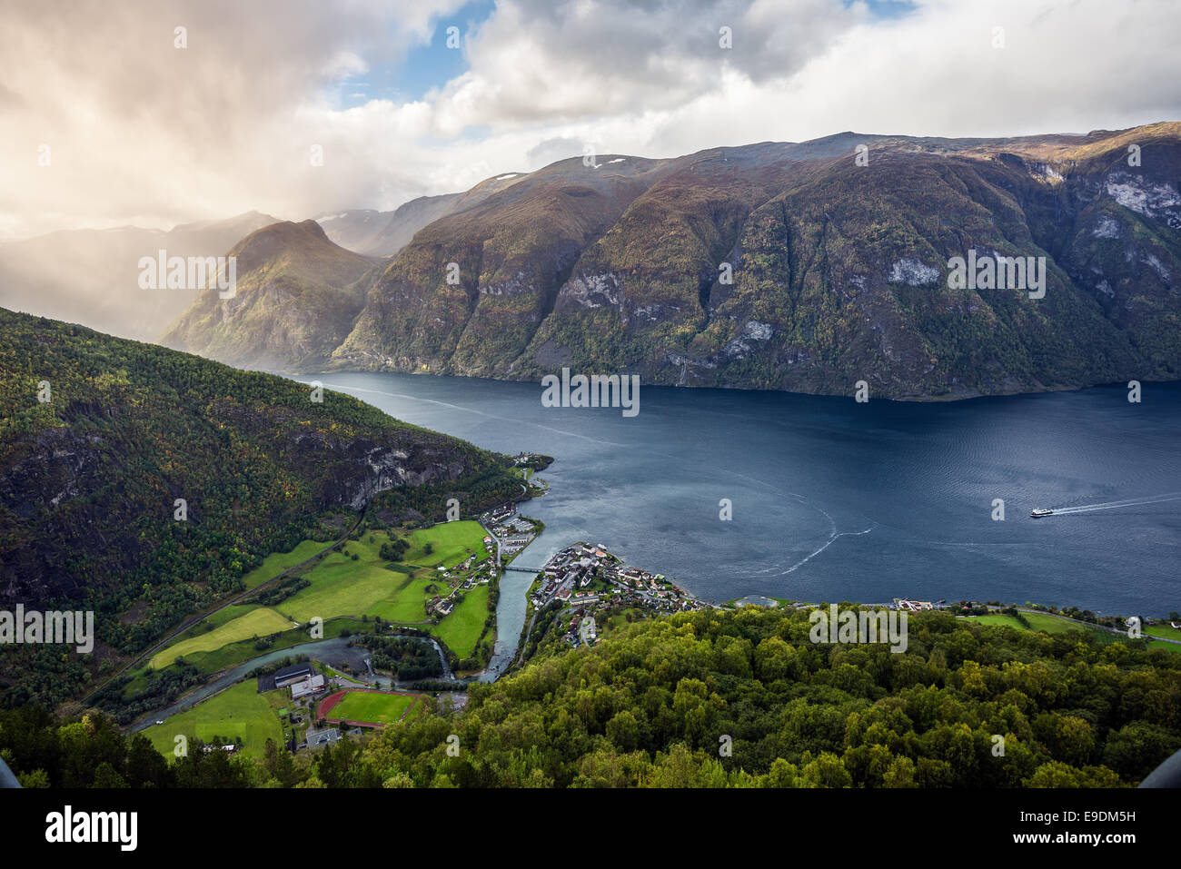 Aurland und Aurlandsfjord im Nebel, Sogn Og Fjordane, Norwegen. Stockfoto