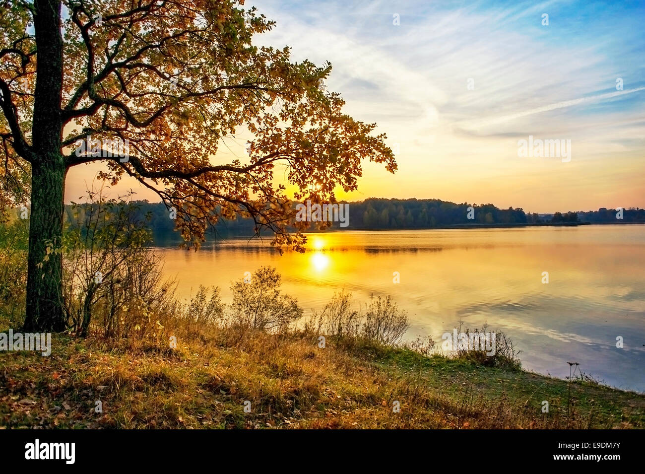 Herbst Sonnenuntergang auf dem See mit Reflexion der Sonne im Wasser Stockfoto