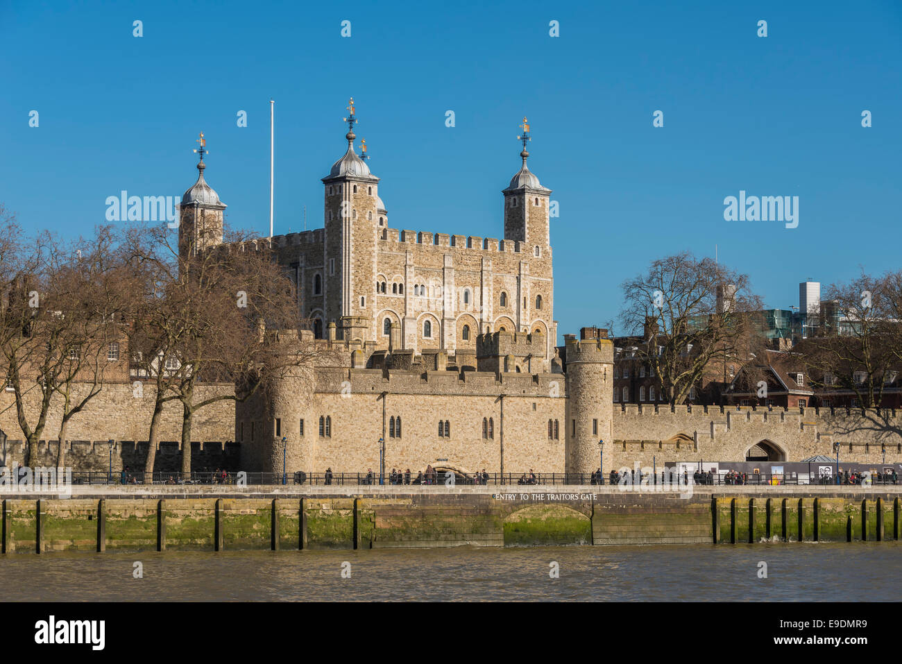 Ein Blick auf den Tower of London und des Verräters Tor in der Wintersonne, entnommen aus der Themse Stockfoto