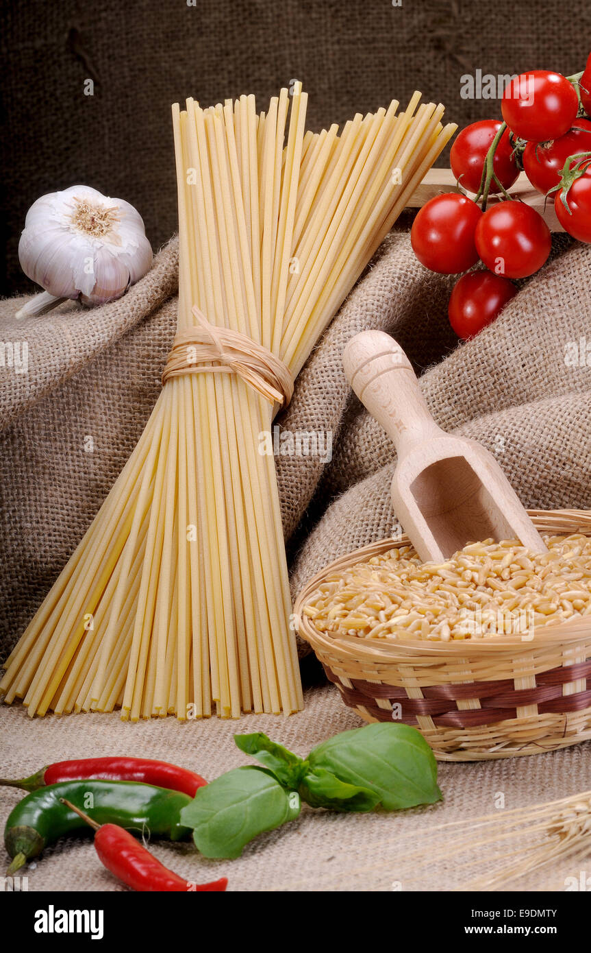 Zusammensetzung des traditionellen Zutaten zum Würzen von einem guten Teller Pasta, mediterrane Art Stockfoto