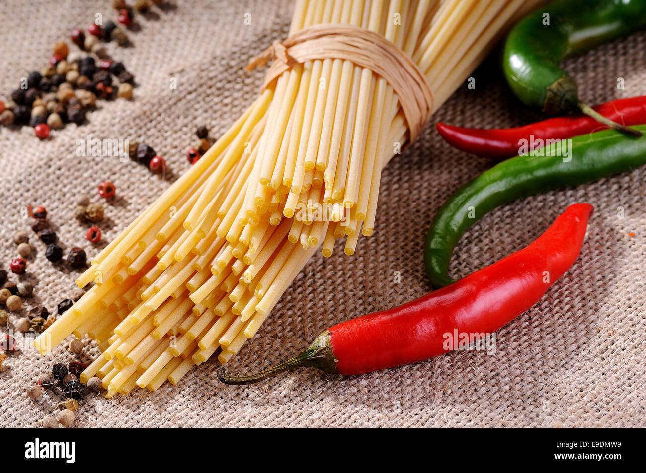 Zutaten zum Würzen von eines Teller Spaghetti Stockfoto