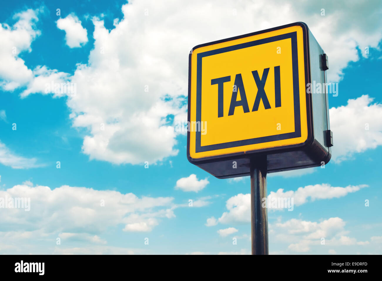 Taxischild stoppen beleuchtet gelb mit blauen Himmel im Hintergrund Stockfoto