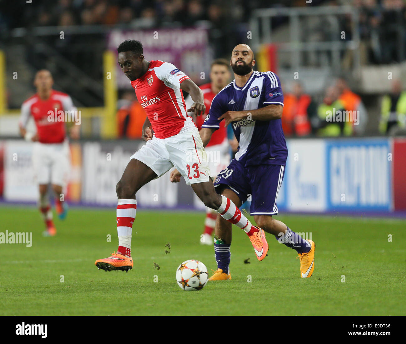 22. Oktober 2014 tussles mit Arsenals Danny Welbeck - Anderlecht, Vereinigtes Königreich - Anderlecht Anthony Vanden Borre... -UEFA Champions League - RSC Anderlecht Vs Arsenal - konstanter Vanden Stock Stadion - Belgien 22. Oktober 2014 - Bild David Klein/Sportimage. Stockfoto