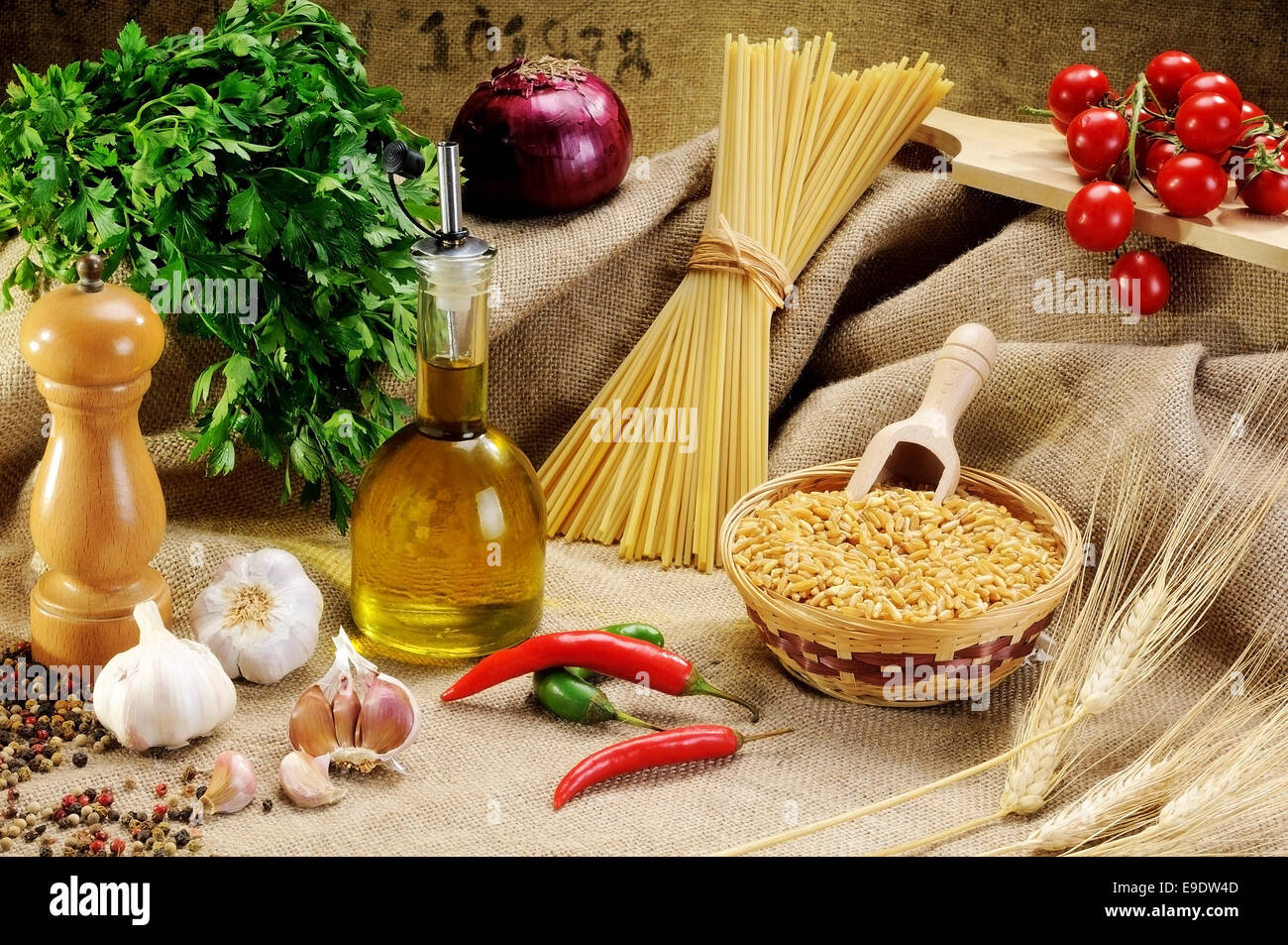Zusammensetzung des traditionellen Zutaten zum Würzen von einem guten Teller Pasta, mediterrane Art Stockfoto