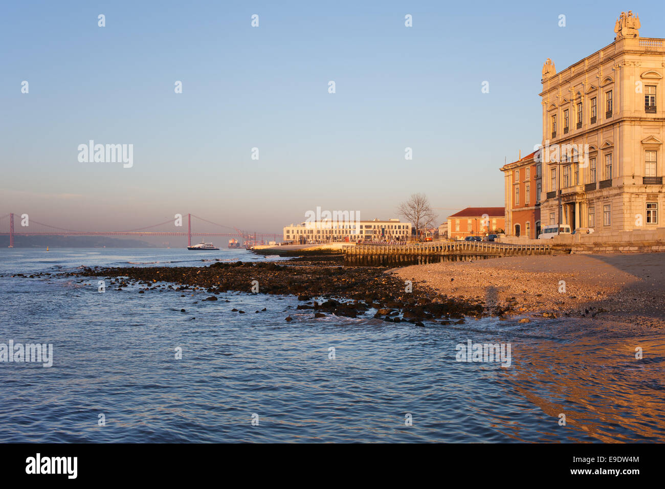 Morgen am Tagus Fluss-Ufer in Lissabon, Portugal. Stockfoto
