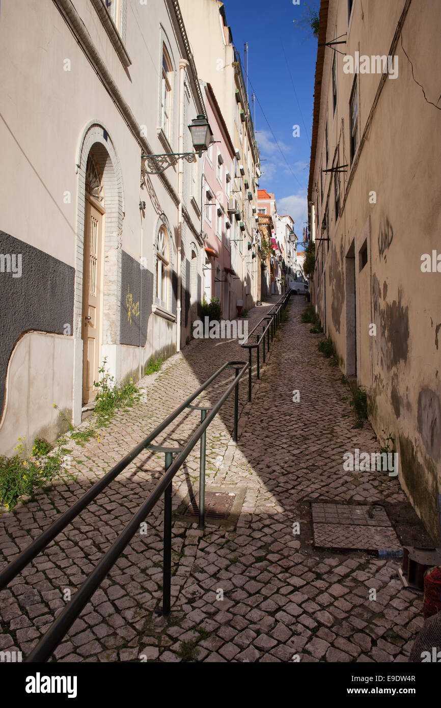Schmale, bergauf Fußgängerzone mit Geländer in Lissabon, Portugal. Stockfoto