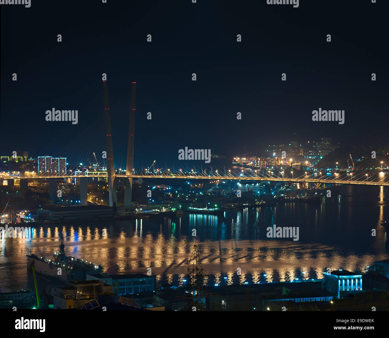 Nachtansicht der Brücke in russischen Wladiwostok über die Bucht von Golden Horn (Zolotoy Rog). Stockfoto