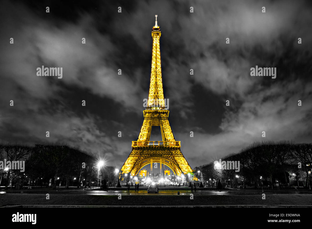 PARIS - Dezember 05: Beleuchtung 5. Dezember 2012 in Paris den Eiffelturm. 1985 gegründet, das neue System erlaubt die zu Stockfoto