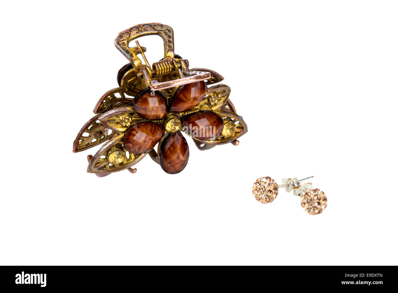 Vintage Haarspange und glänzend Ohrringe isoliert auf weißem Hintergrund Stockfoto
