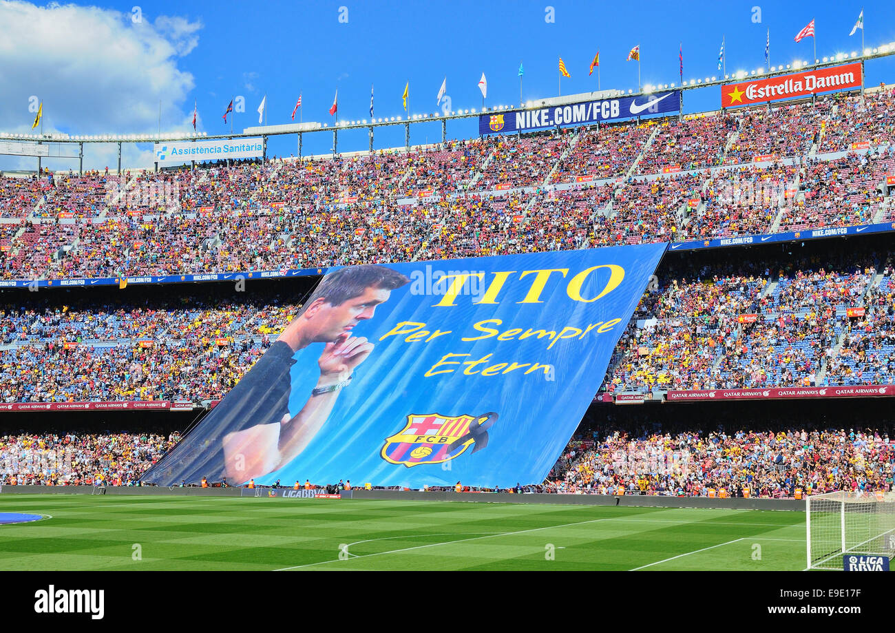 BARCELONA - Mai 03: FC Barcelona Fans Display ein riesiges Banner in Erinnerung an frühere Chef Trainer Tito Vilanova, die nach Krebs starb. Stockfoto