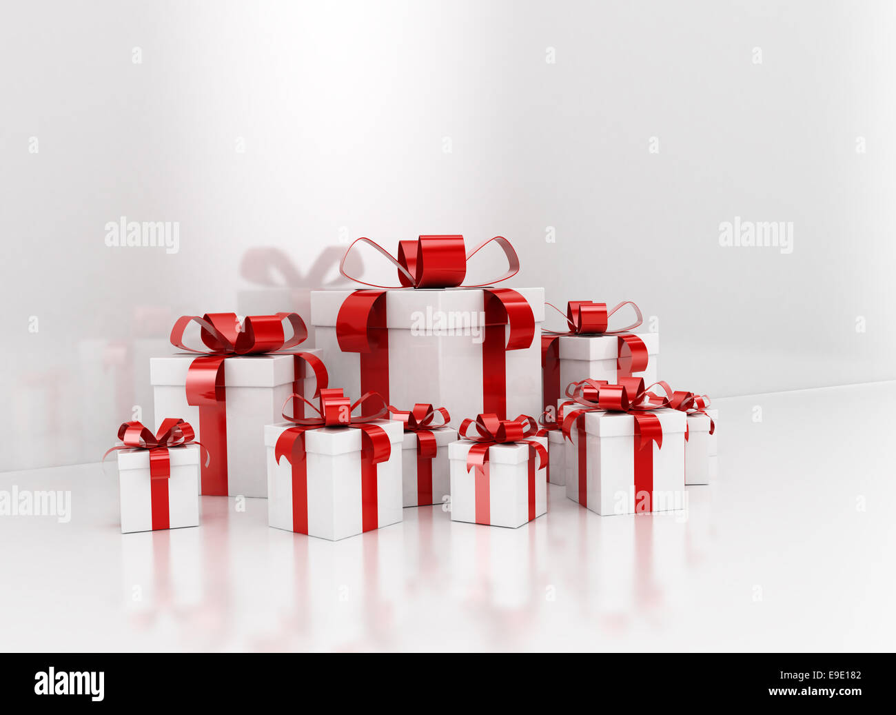 Gruppe von Red Ribbon-Geschenk-Boxen gegen weiße reflektierende leere Wand Stockfoto