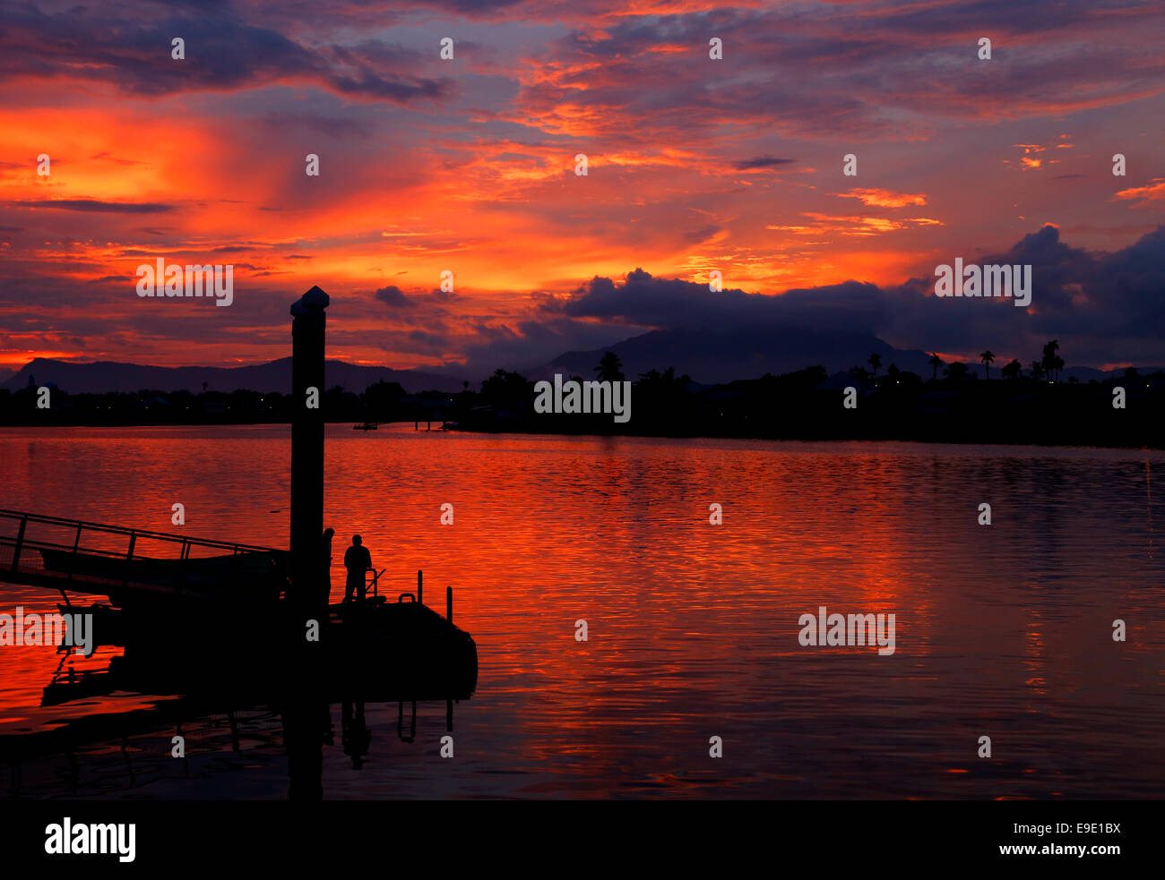 Sonnenuntergang über dem Fluss Sarawak in Kuching, Malaysia Stockfoto