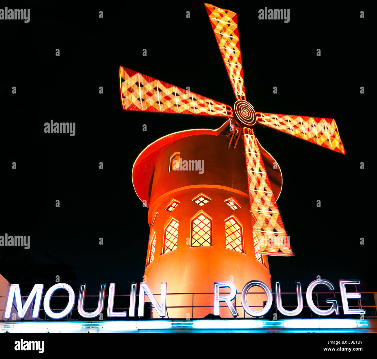 PARIS - Dezember 10: Moulin Rouge von Night am 10. Dezember 2012 in Paris, Frankreich. Moulin Rouge ist eine berühmte Kabarett erbaute Stockfoto