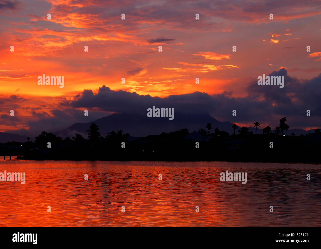 Sonnenuntergang über dem Fluss Sarawak in Kuching, Malaysia Stockfoto