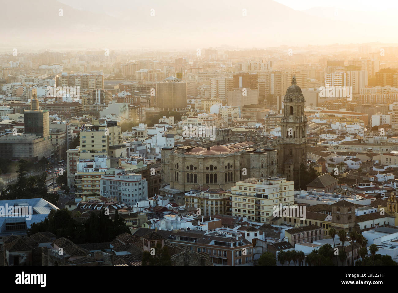 Malaga Spanien, Panoramablick auf die Skyline der Stadt mit der Kathedrale von Malaga bei Sonnenuntergang, Andalusien, Südspanien. Stockfoto