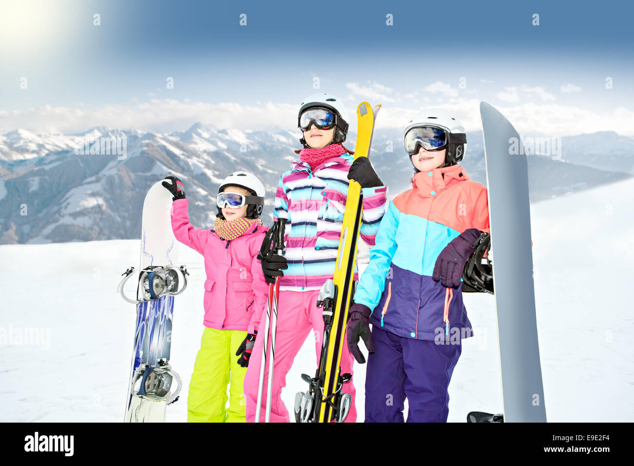 zwei Teenager-Mädchen und eine Frau Ski Alpin in den Bergen Stockfoto