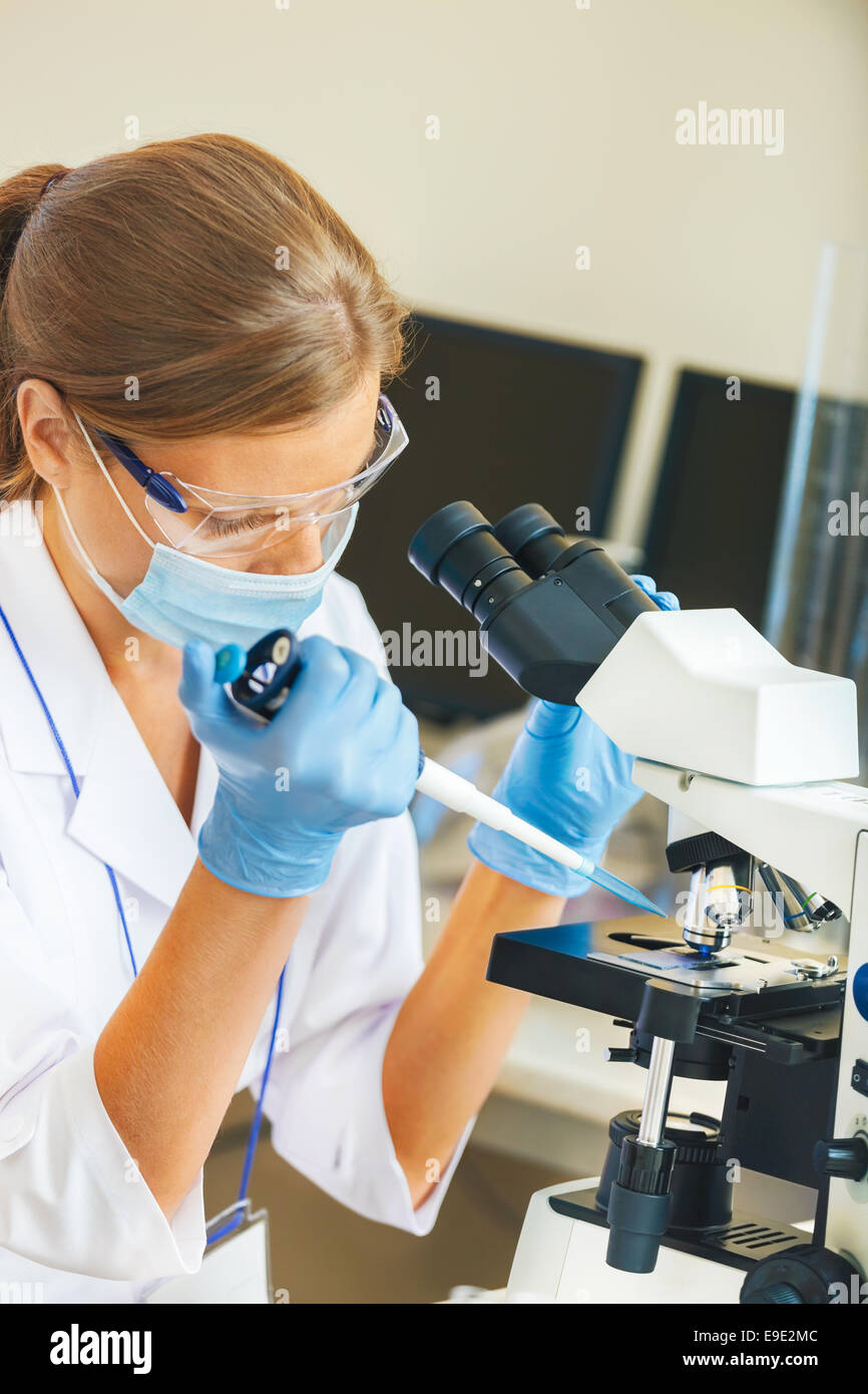 Schöne Frau in einem Labor arbeiten mit einem Mikroskop Stockfotografie Alamy