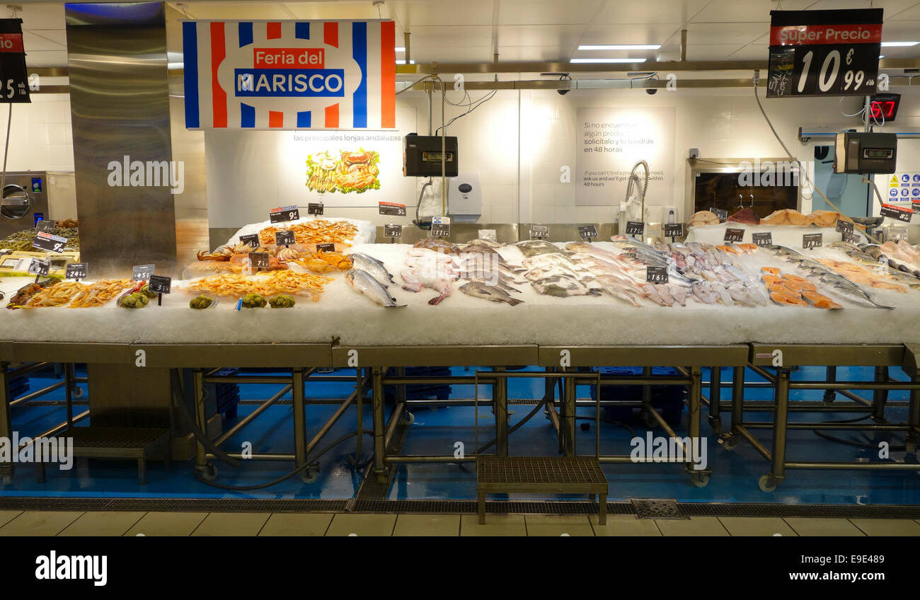 Fisch-Abteilung im Supermarkt Carrefour Einkaufszentrum in Spanien. Mijas Costa. Südspanien. Stockfoto