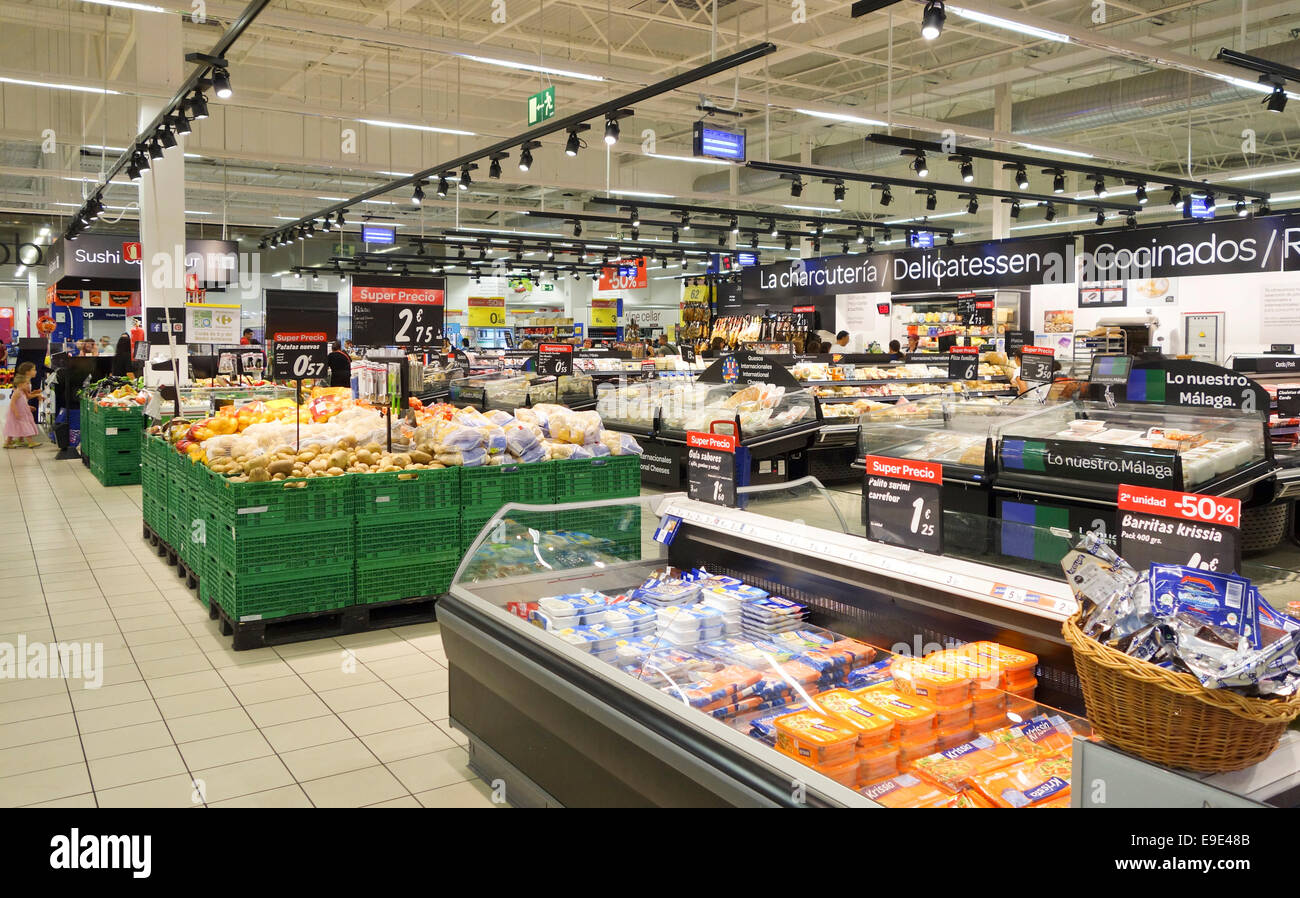 Deli-Abteilung im Supermarkt Carrefour Einkaufszentrum in Spanien. Mijas Costa. Südspanien. Stockfoto