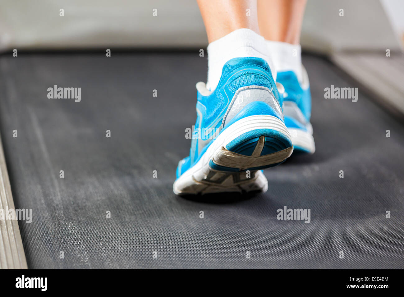 Frau auf Laufband im Fitnessstudio. Stockfoto