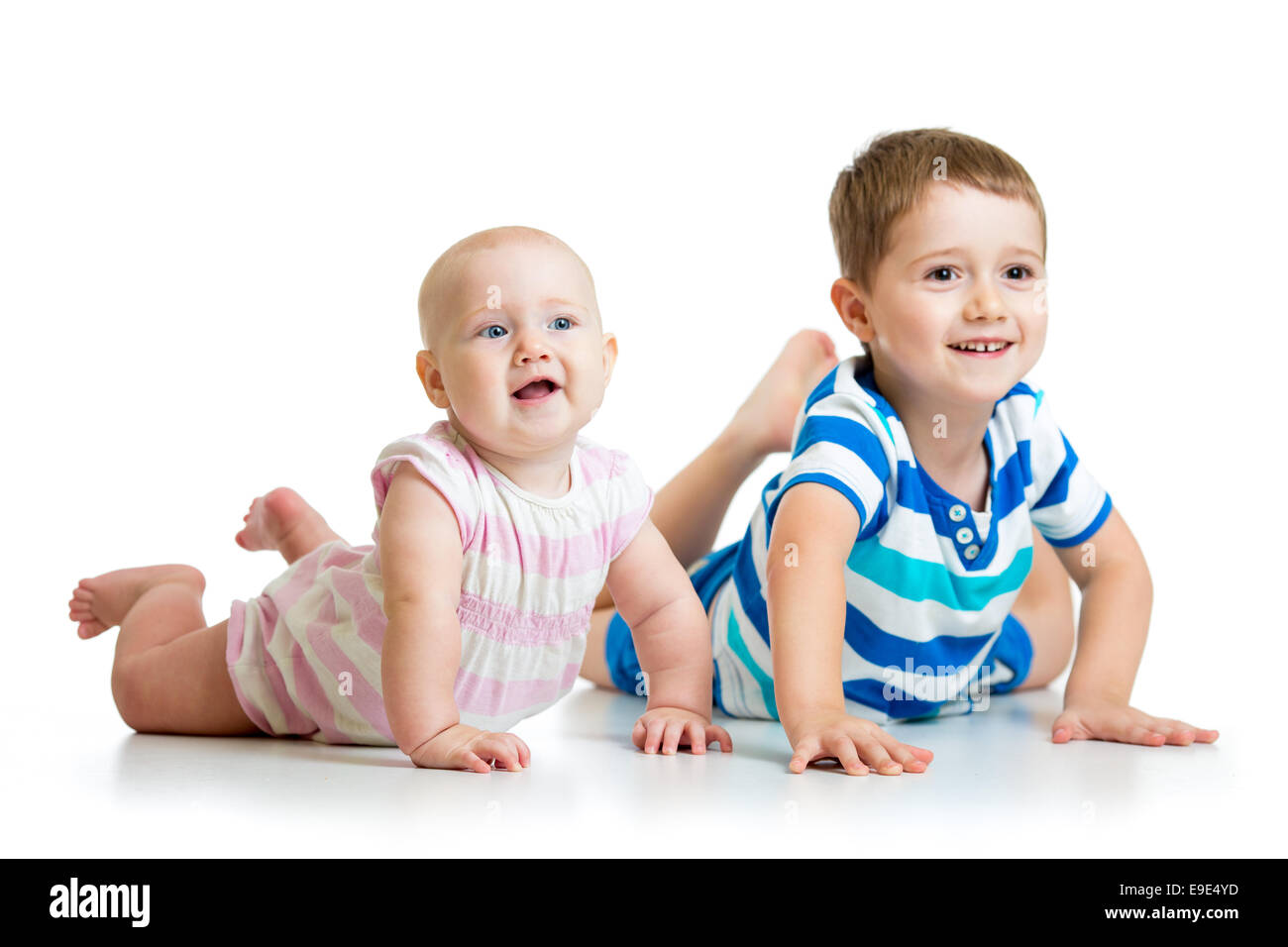 Niedlichen Kinder-Bruder und Schwester, die am Boden liegend Stockfoto